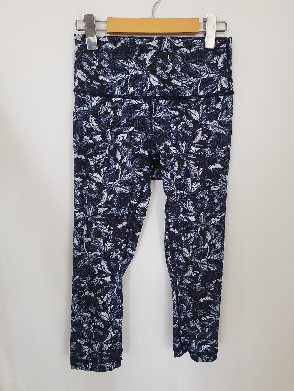 LULULEMON | Women's Blk/Blue Floral Wunder Under Hi-Rise Cropped Leggings